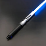 Custom Lightsaber - Gebaseerd op Cal Kestis' Fallen Order - Aluminium Hilt - Inclusief Opbergkoffer en Accessoires - Polycarbonaat Blade - 27 Soundfonts - 9 Licht effecten - 10 Ontsteek effecten - 12 Kleuren - 3000mAh Oplaadbare Batterij