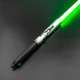 Custom Lightsaber - Gebaseerd op Cal Kestis' Fallen Order - Aluminium Hilt - Inclusief Opbergkoffer en Accessoires - Polycarbonaat Blade - 27 Soundfonts - 9 Licht effecten - 10 Ontsteek effecten - 12 Kleuren - 3000mAh Oplaadbare Batterij