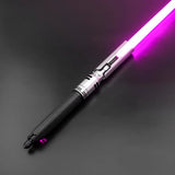 Custom Lightsaber - Gebaseerd op Cal Kestis' Fallen Order - Aluminium Hilt - Inclusief Opbergkoffer en Accessoires - Polycarbonaat Blade - 27 Soundfonts - 9 Licht effecten - 10 Ontsteek effecten - 12 Kleuren - 3000mAh Oplaadbare Batterij