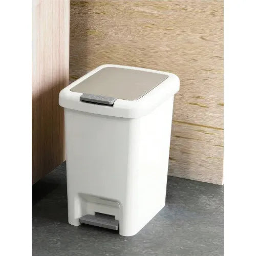 Compacte Plastic Pedaalemmer 5L – Hygiënische Voetbediening – Afvalbak voor Badkamer, Slaapkamer, Kantoor of Studentenhuis – Duurzame Kunststof Prullenbak met Deksel, 30×19,5×27 cm, Lichtgewicht & Eenvoudig Schoon te Maken