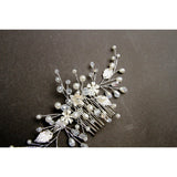Elegante Zilverkleurige Haarschuifje met Blaadjes en Kraaltjes - Kristal Bloemen - Handgemaakte Haar Accessoires voor Dames