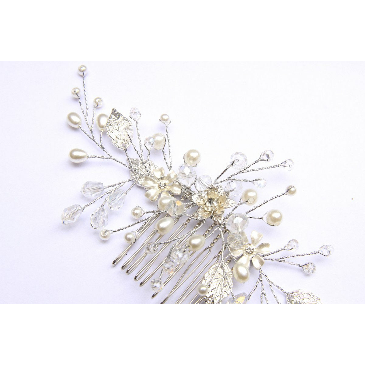 Elegante Zilverkleurige Haarschuifje met Blaadjes en Kraaltjes - Kristal Bloemen - Handgemaakte Haar Accessoires voor Dames